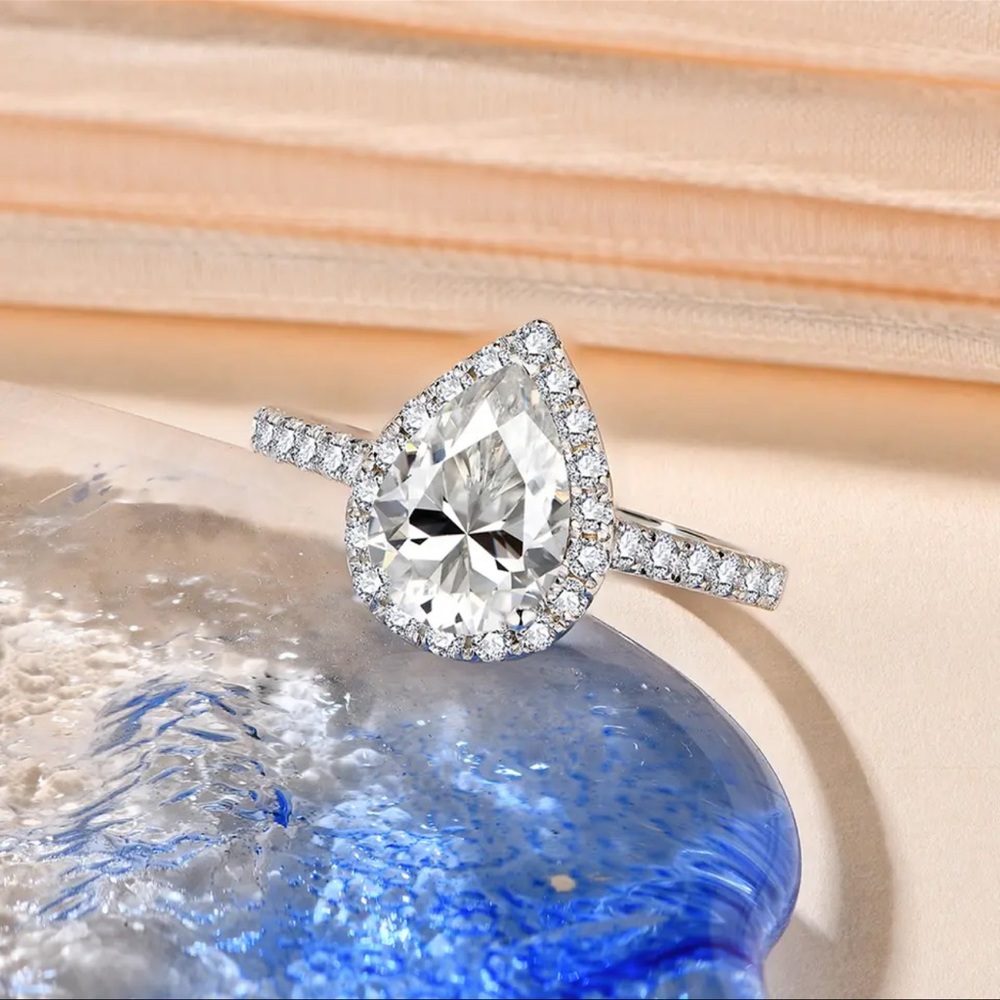 2CT Pear cut genuine engagement ring - Picture 6 of 14